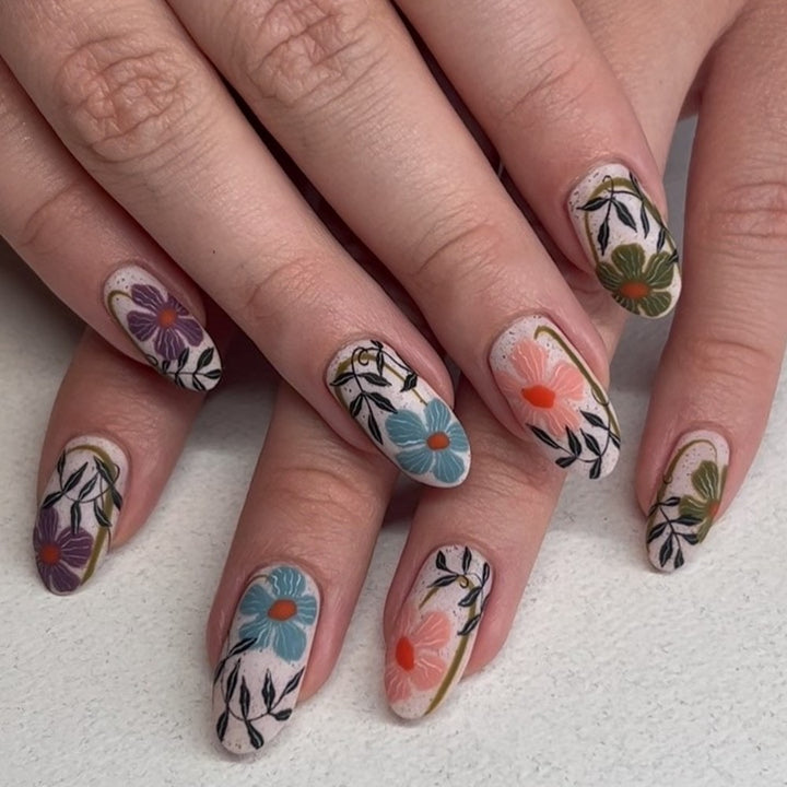 Artificial nails with floral accent Kalsten