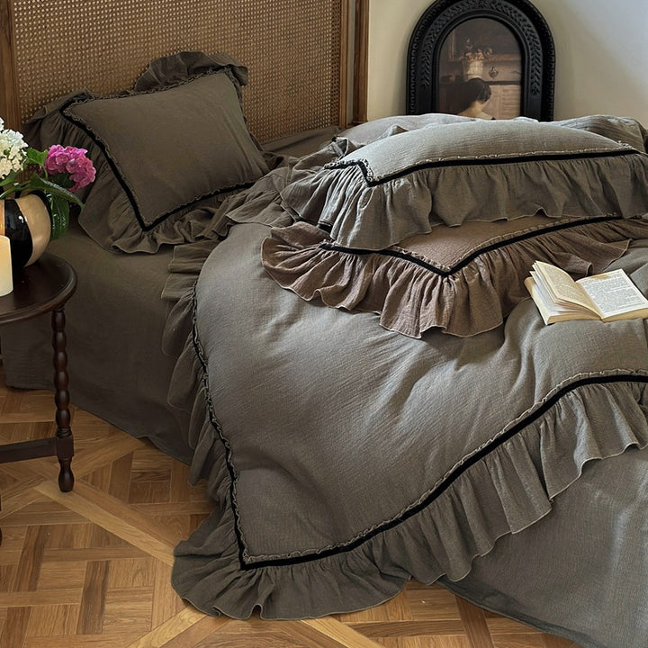 Vintage-style duvet cover set made of soft linen-look cotton with ruffles and contrasting piping