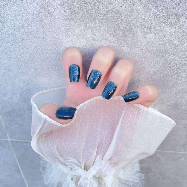 Artistic Press-On Nail Set with Elegant Gold Accents