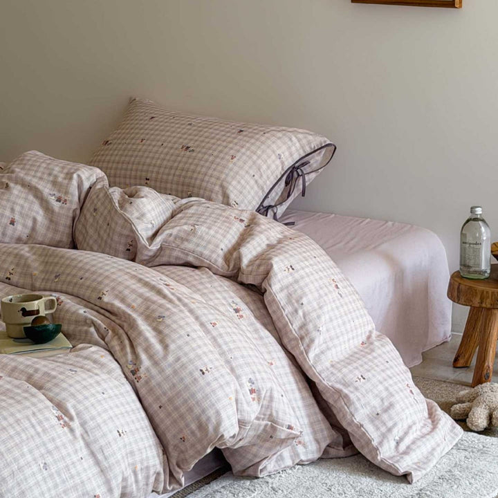 Cozy bedding set made of cotton percale with fine Vichy check and bow decoration