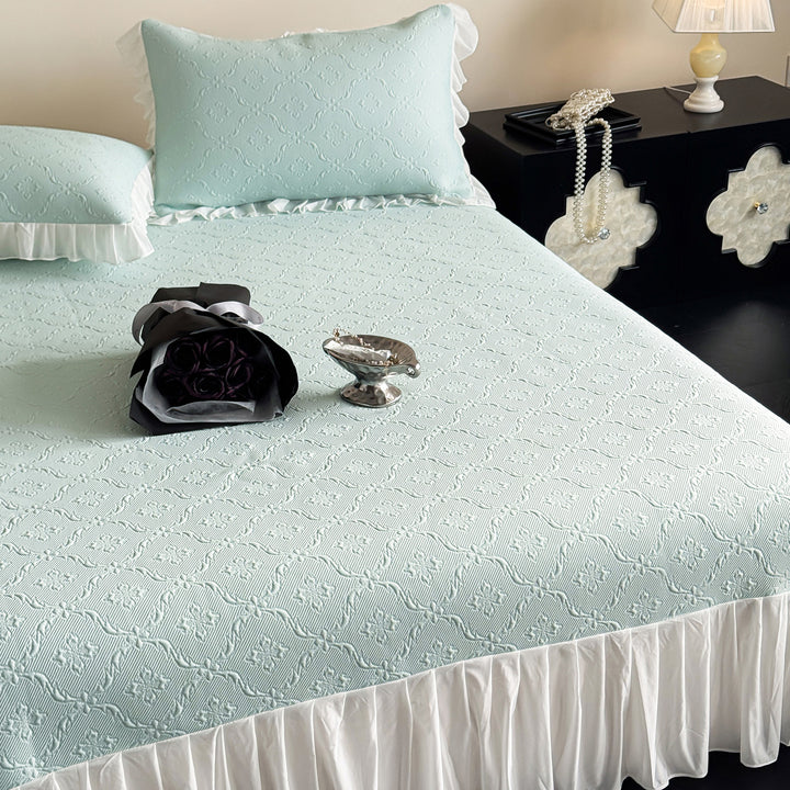 Quilted bedspread set with frill, relief pattern and light summer filling