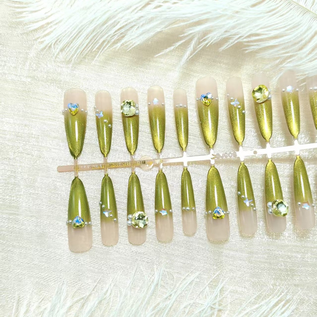 Artificial nail set with glamorous jewelry embellishments Kalsten