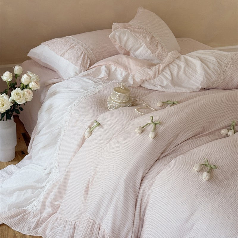 Ruffled bedding set made of cotton gauze with a fine waffle texture and lace edge