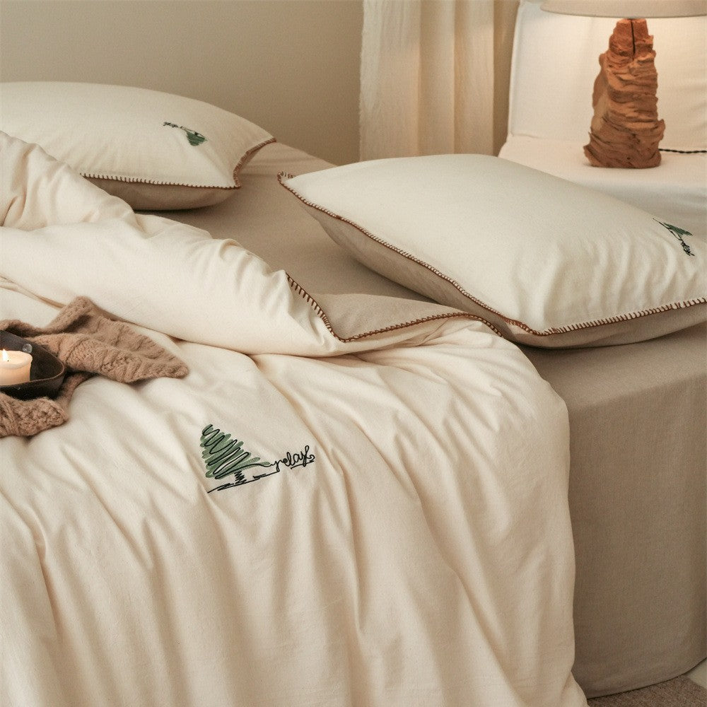Bedding set made of cotton satin with fine embroidery and contrasting hem
