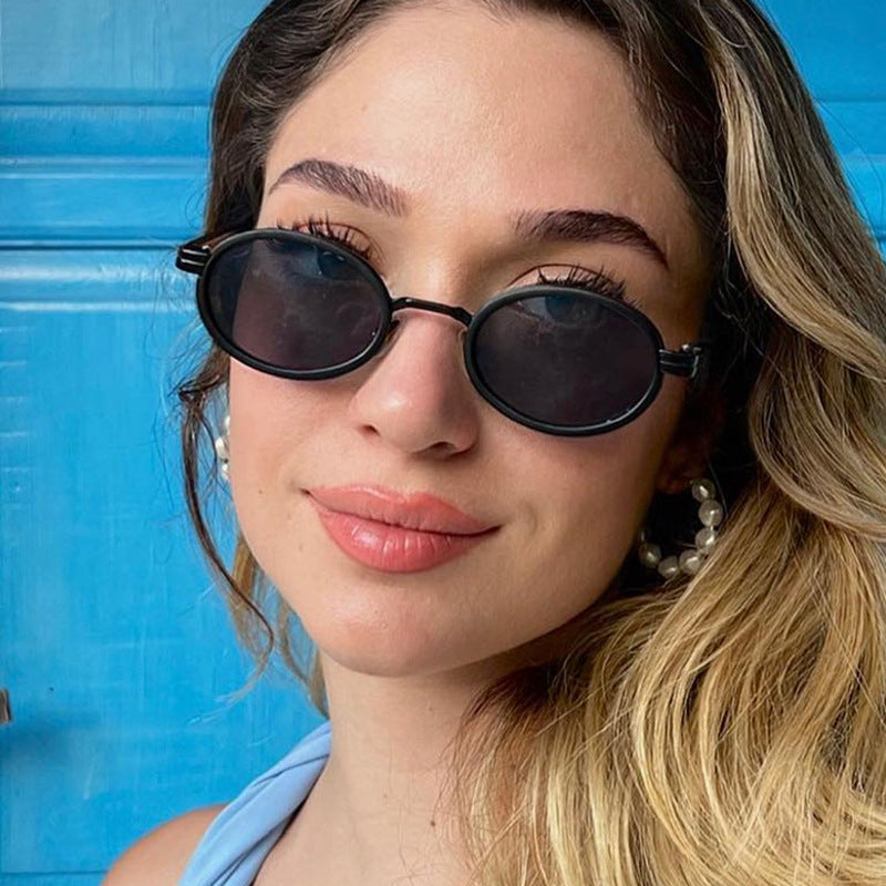 Women's round sunglasses with lightweight lenses and gold accents Kalsten