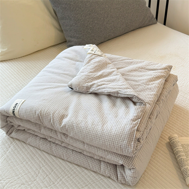 Light quilted all-season quilt made of cotton blend fabric with a fine checked pattern