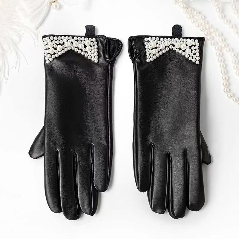 Elegant Leather Gloves with Chain Detail Kalsten