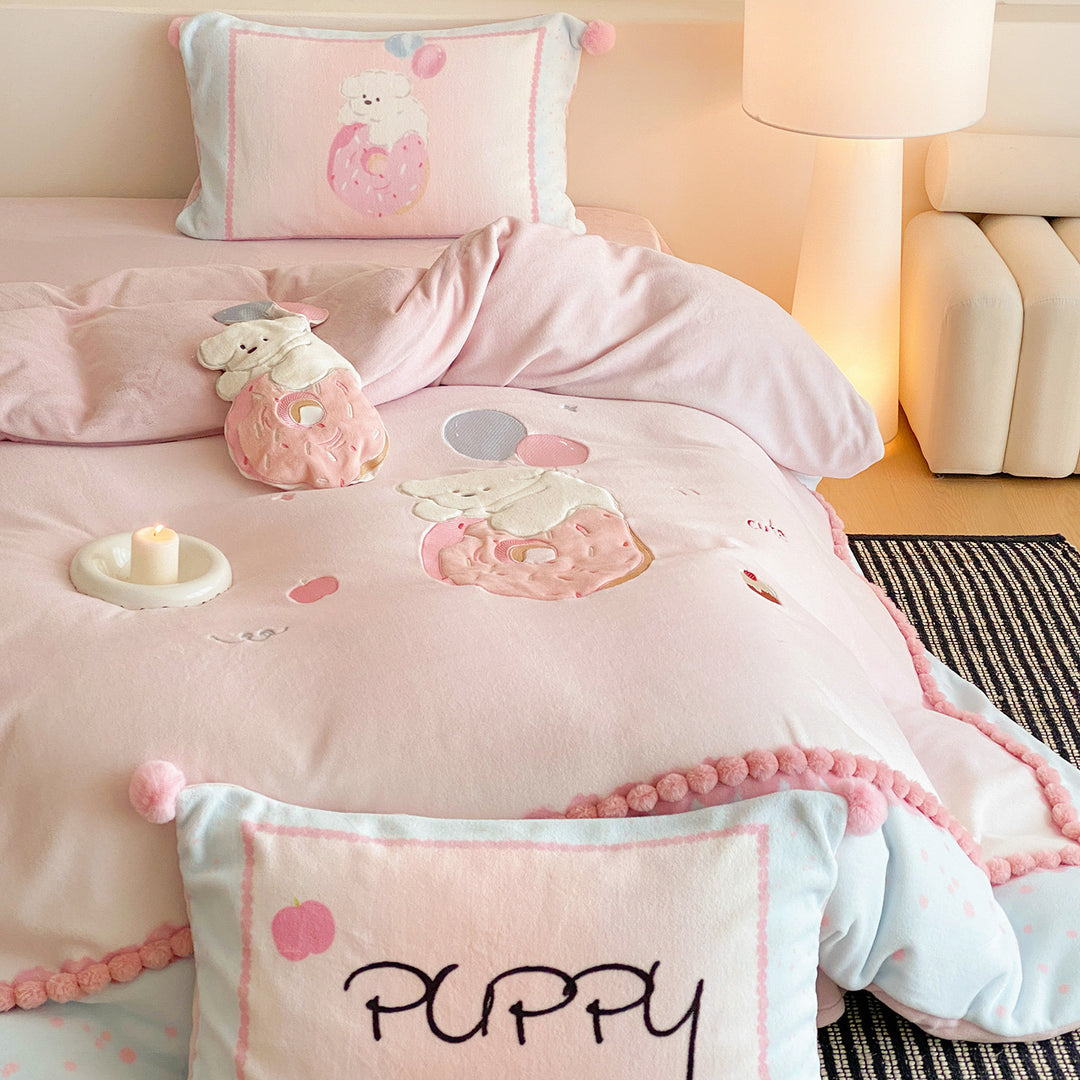 Children's bedding set with teddy fleece blanket, pompom hem and cute puppy design