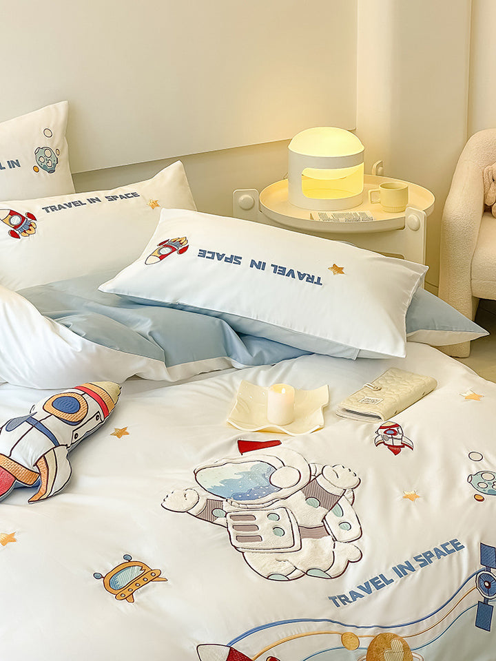 Children's bedding set made of soft cotton blend with embroidered astronaut and rocket motifs