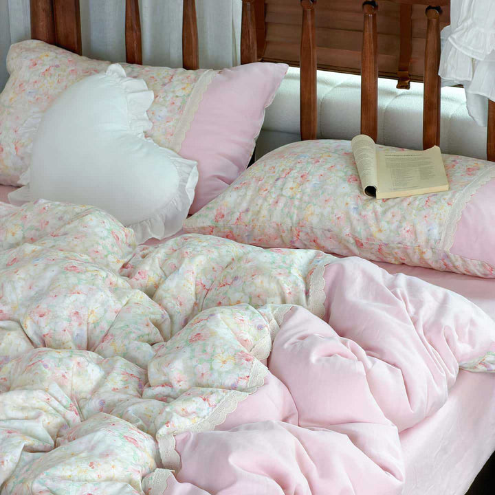 Reversible cotton bedding set with floral watercolor print and lace trim