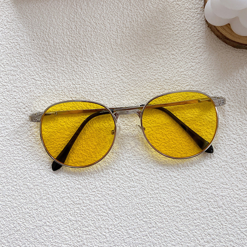 Fashionable sunglasses with round frame and intricate design Kalsten