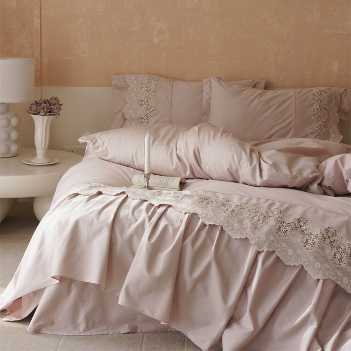 Bedding set made of cotton satin with lace trim and ruffle