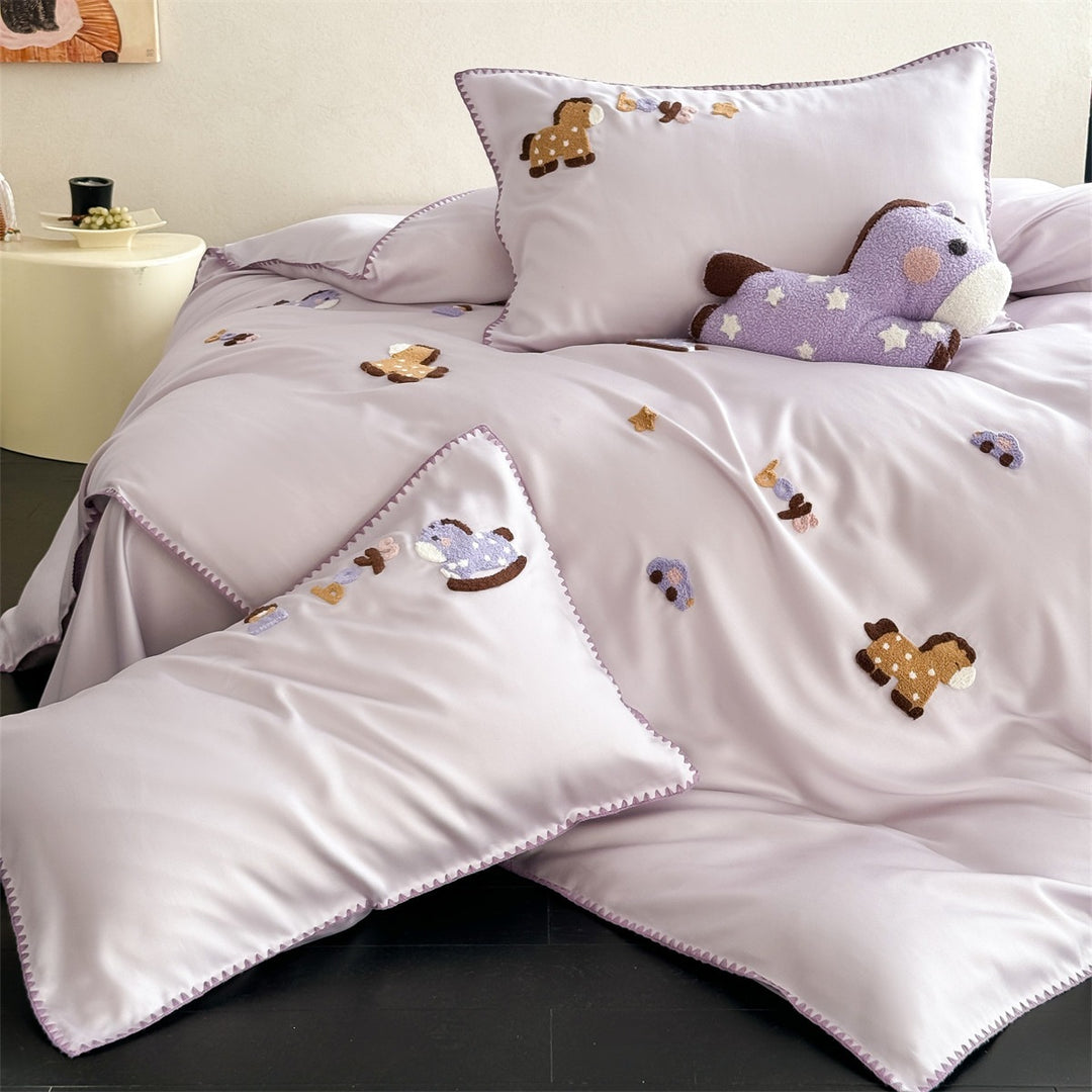 Children's bedding set made of cotton satin with embroidered animal appliqués and delicate piping