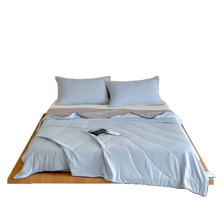 Elegant bedding set made of cotton satin with contrasting piping and light quilted blanket