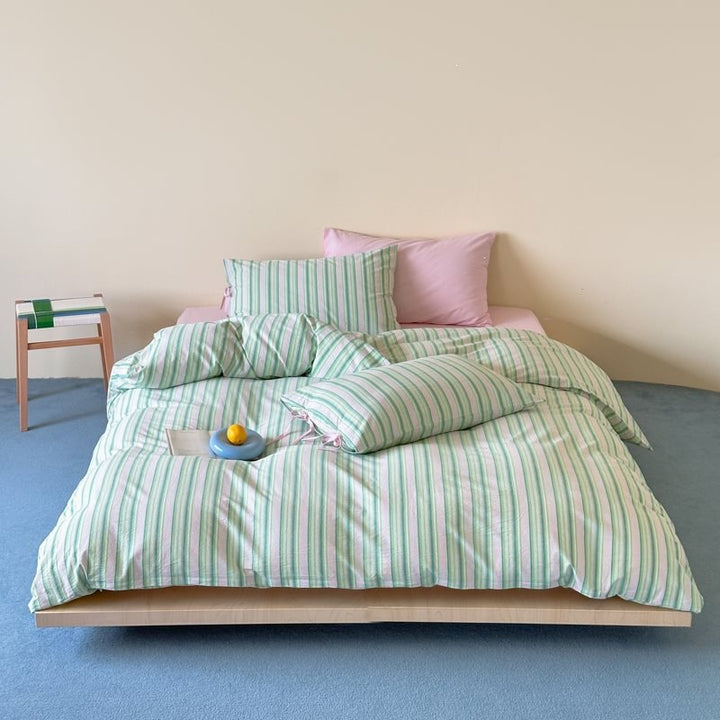 Bedding set made of breathable cotton with a fine stripe pattern and zipper cover