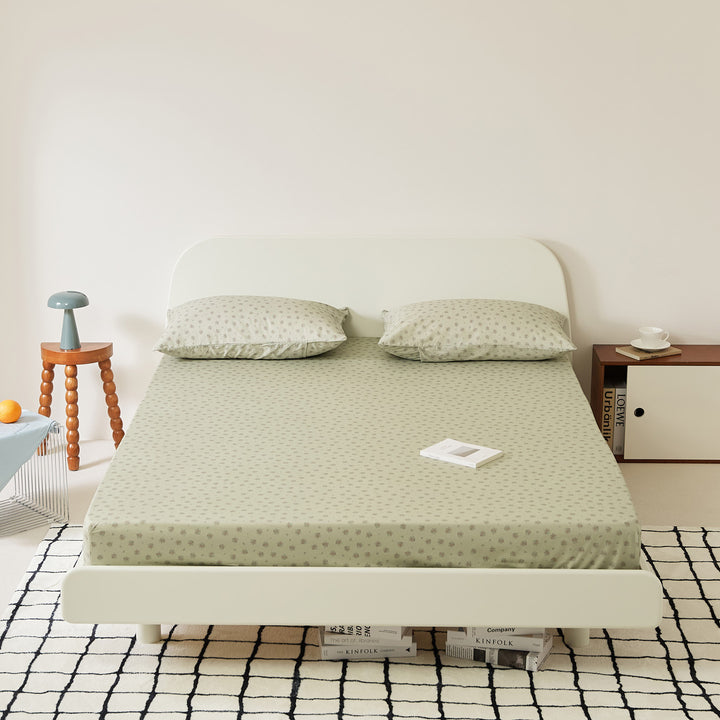 Fitted sheet with extra deep hem and elastic all-round cover