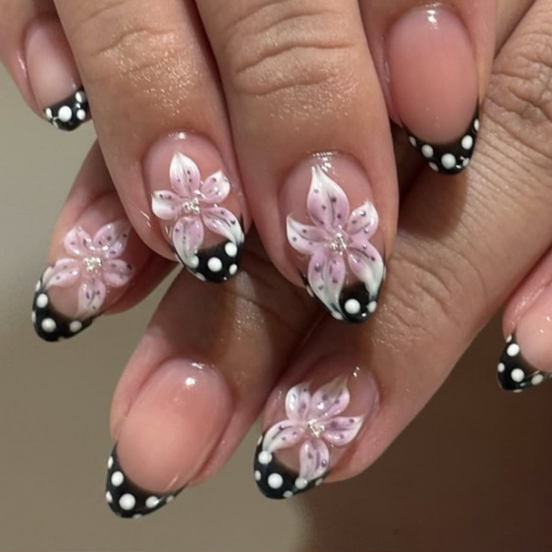 Elegant artificial nails with floral accents Kalsten