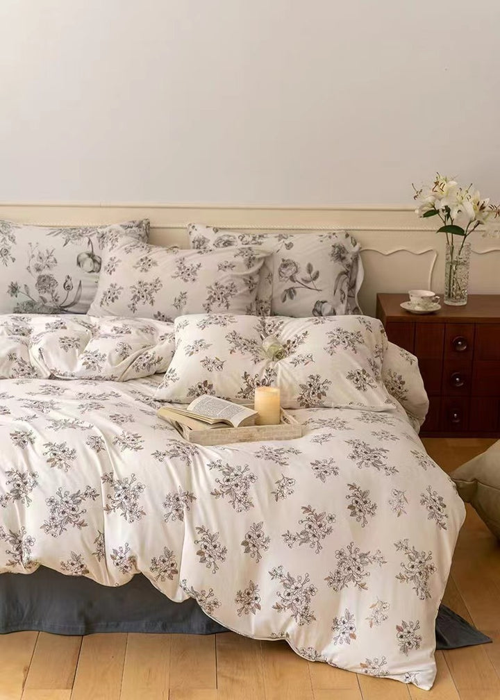 Quilted bedding set with floral vintage look and breathable cotton cover