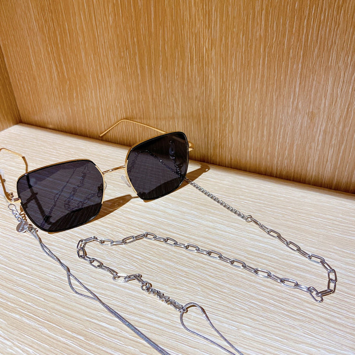 Fashionable sunglasses with luxurious chain strap Kalsten