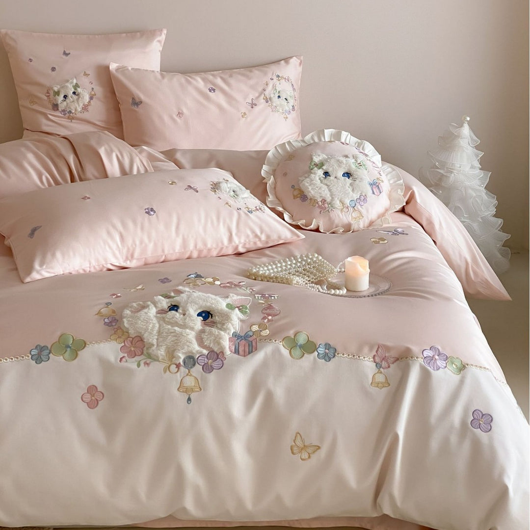 Bedding set with appliquéd plush cat motif, floral embroidery and fine cotton satin
