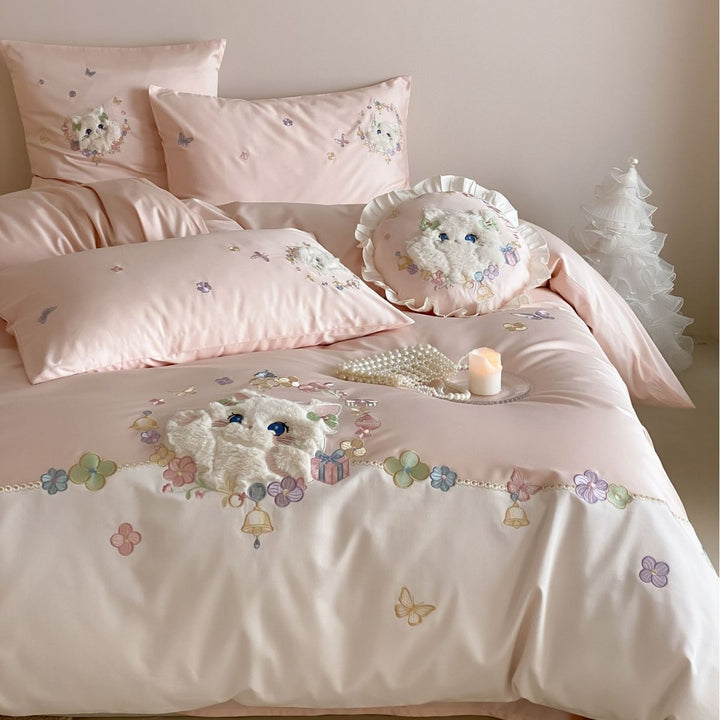 Bedding set with appliquéd plush cat motif, floral embroidery and fine cotton satin