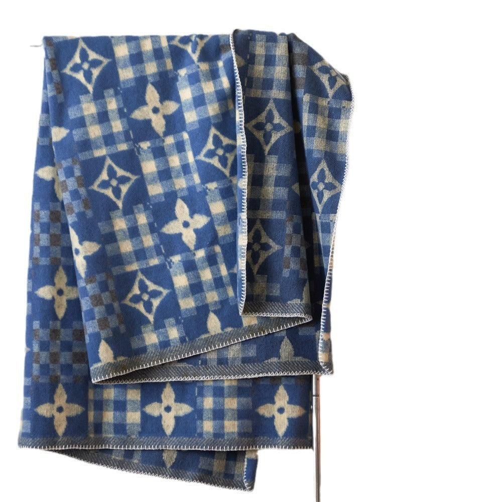 Houndstooth cuddly blanket with fine weave structure and decorative edge