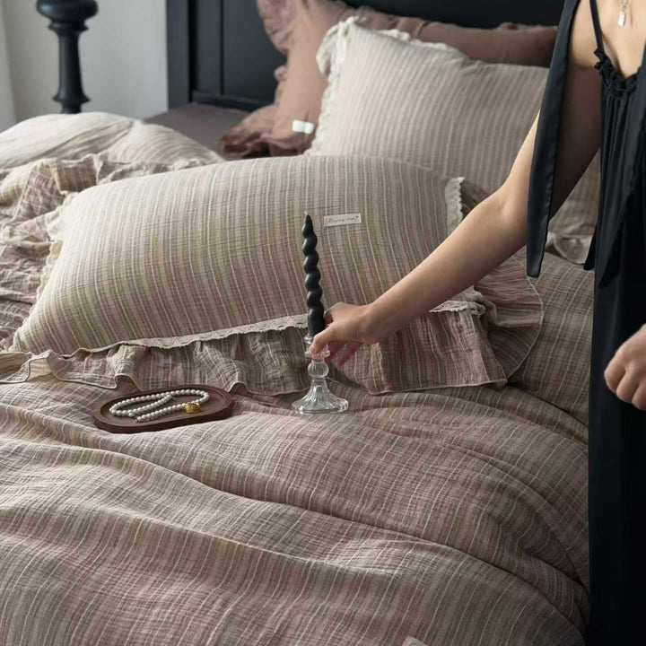 Romantic linen look bedding set with ruffle and lace trim