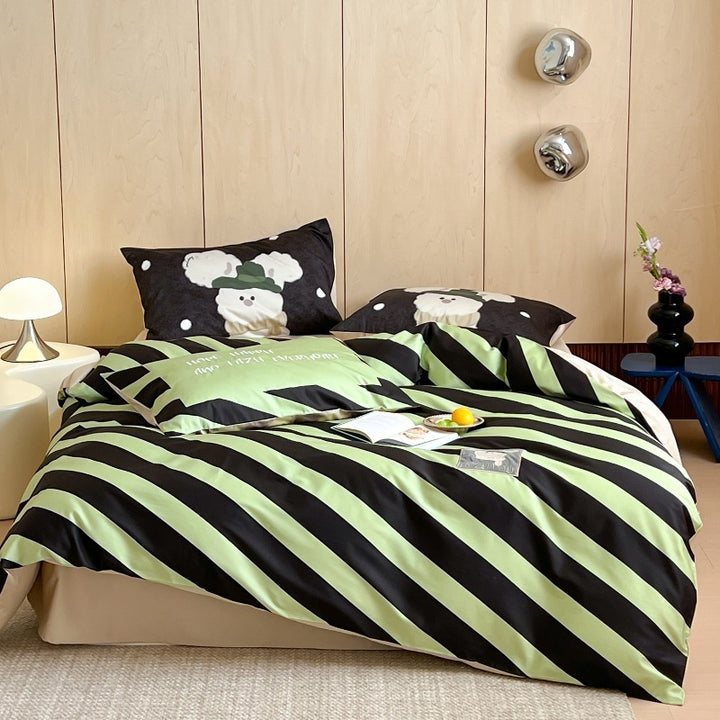 Striped cotton bedding set with playful bear motif