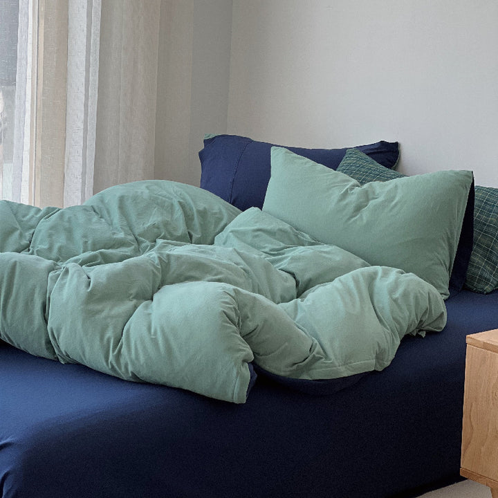 Modern bedding set with reversible duvet cover, fitted sheet and pillowcase made of breathable cotton percale