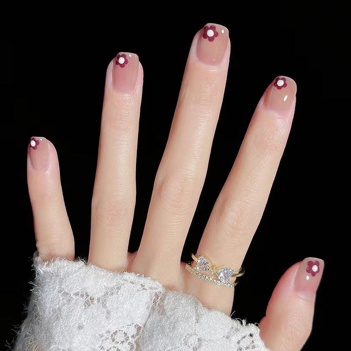 Artful nail art with flower decorations Kalsten
