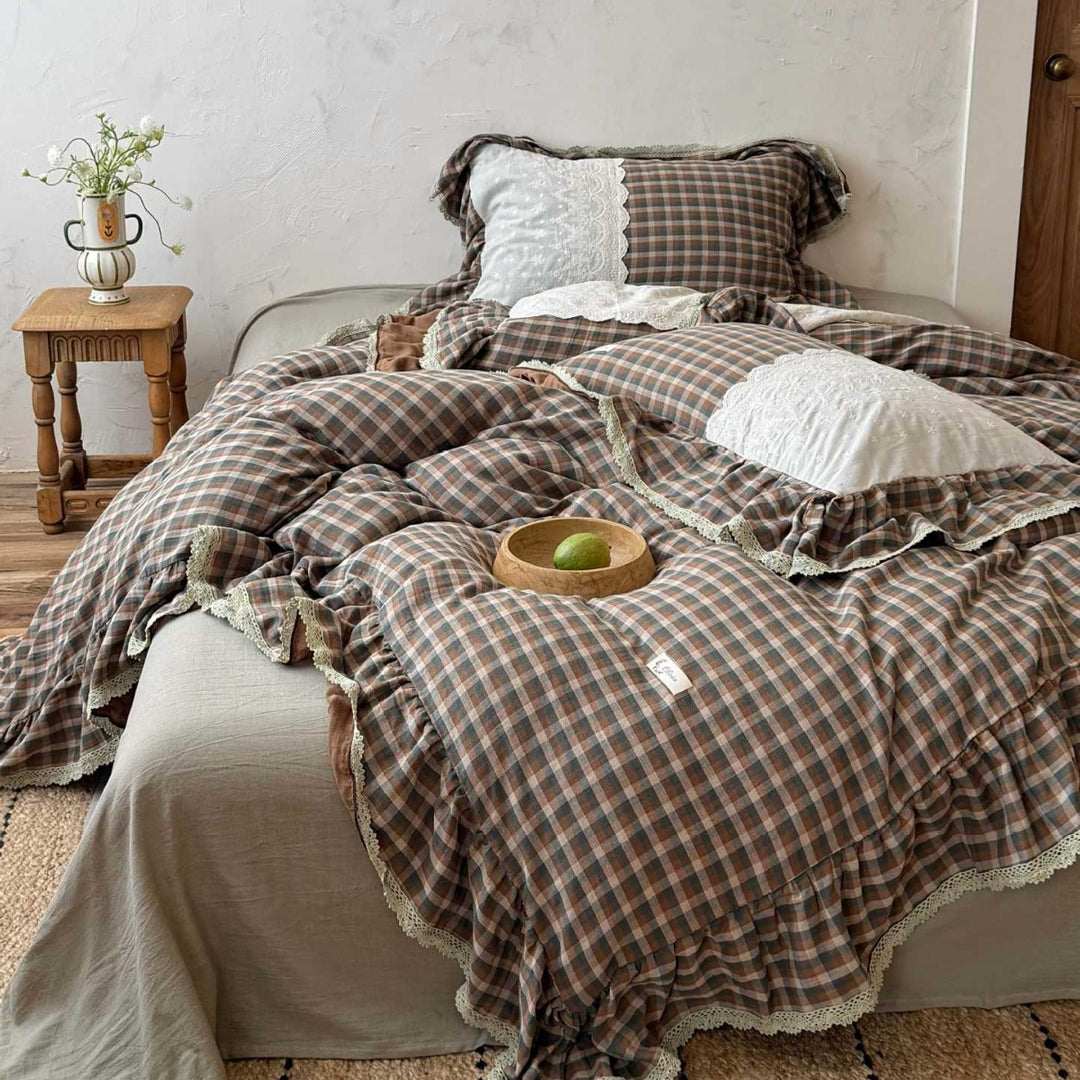 Padded bedding set with check pattern and lace frills