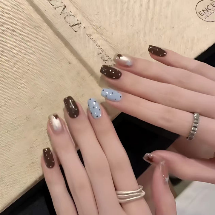 Artistic Star-Themed Nail Art Extensions
