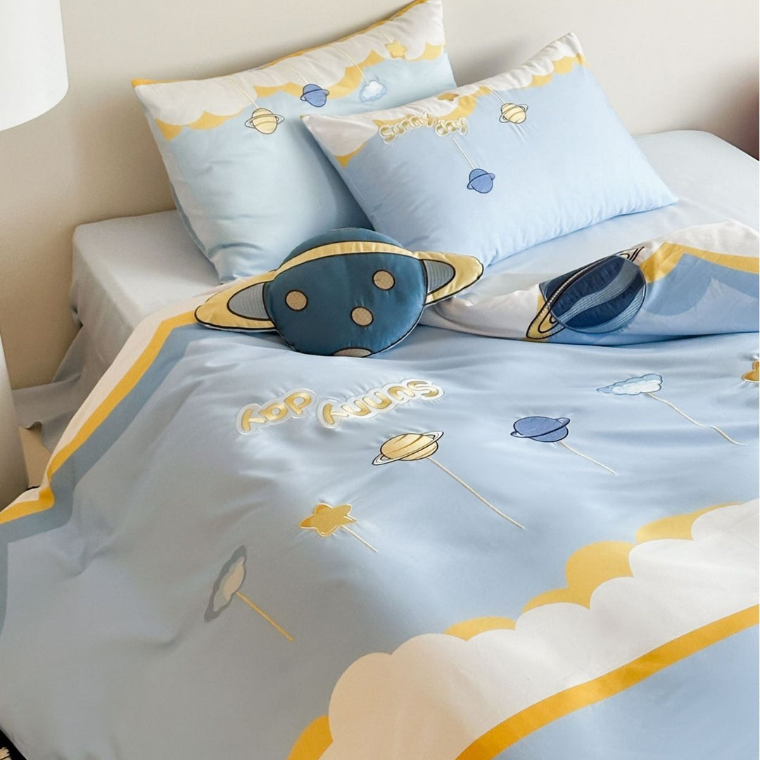 Children's bedding set with planet motif and soft microfiber finish