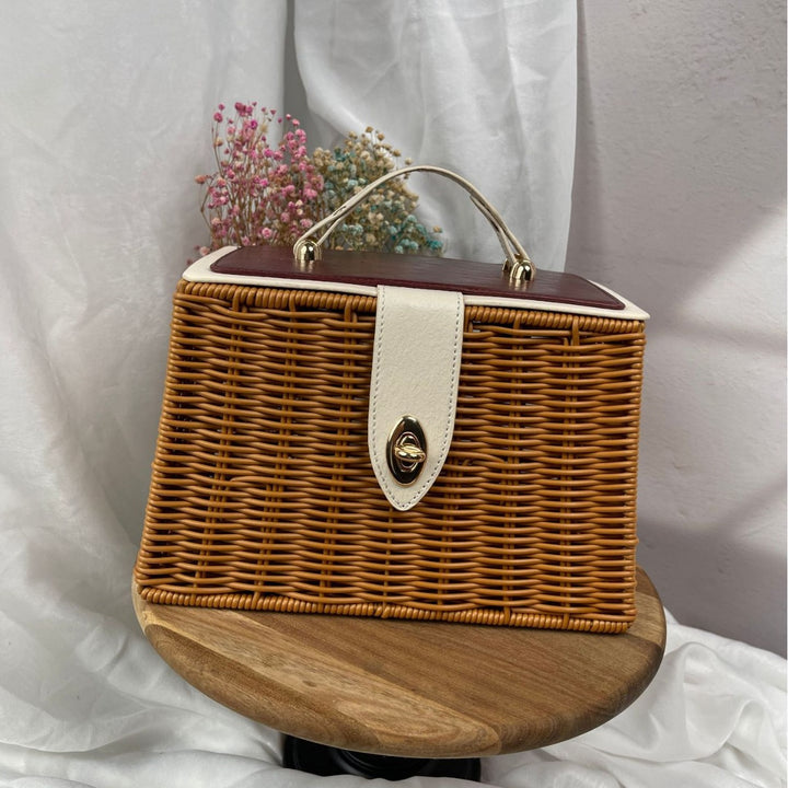Ladies elegant woven handbag with wooden lid Kalsten