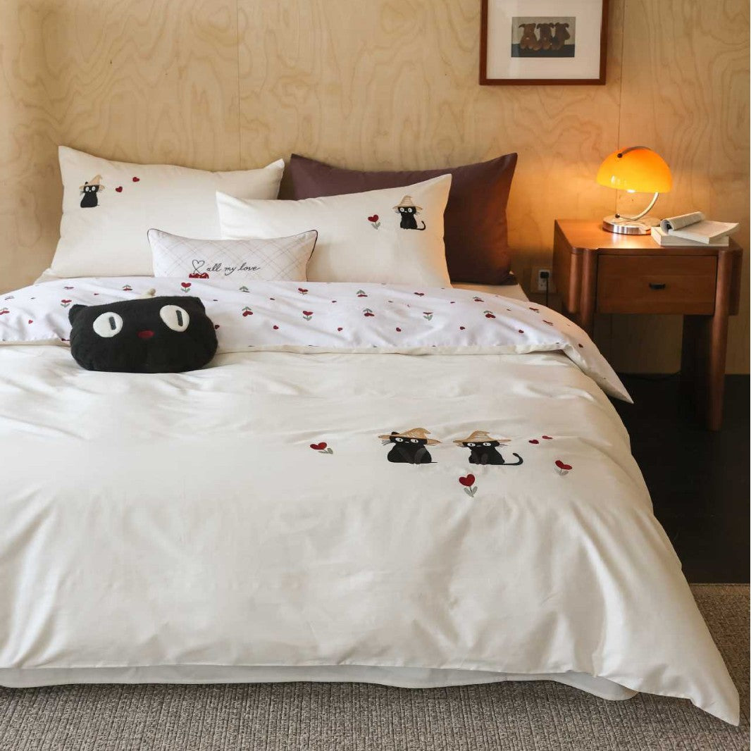 Bedding set made of cotton satin with embroidered cherry motifs
