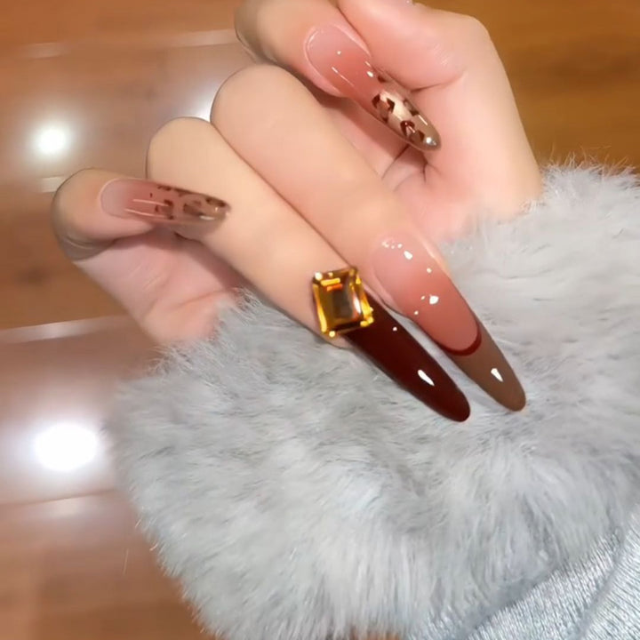 Artificial nails with elegant glitter and gold accent design Kalsten