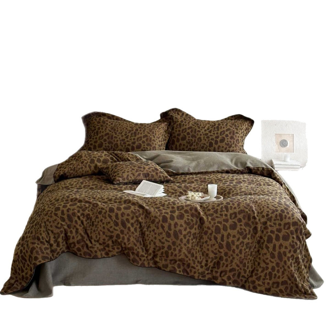 Reversible bedding set with natural leopard print