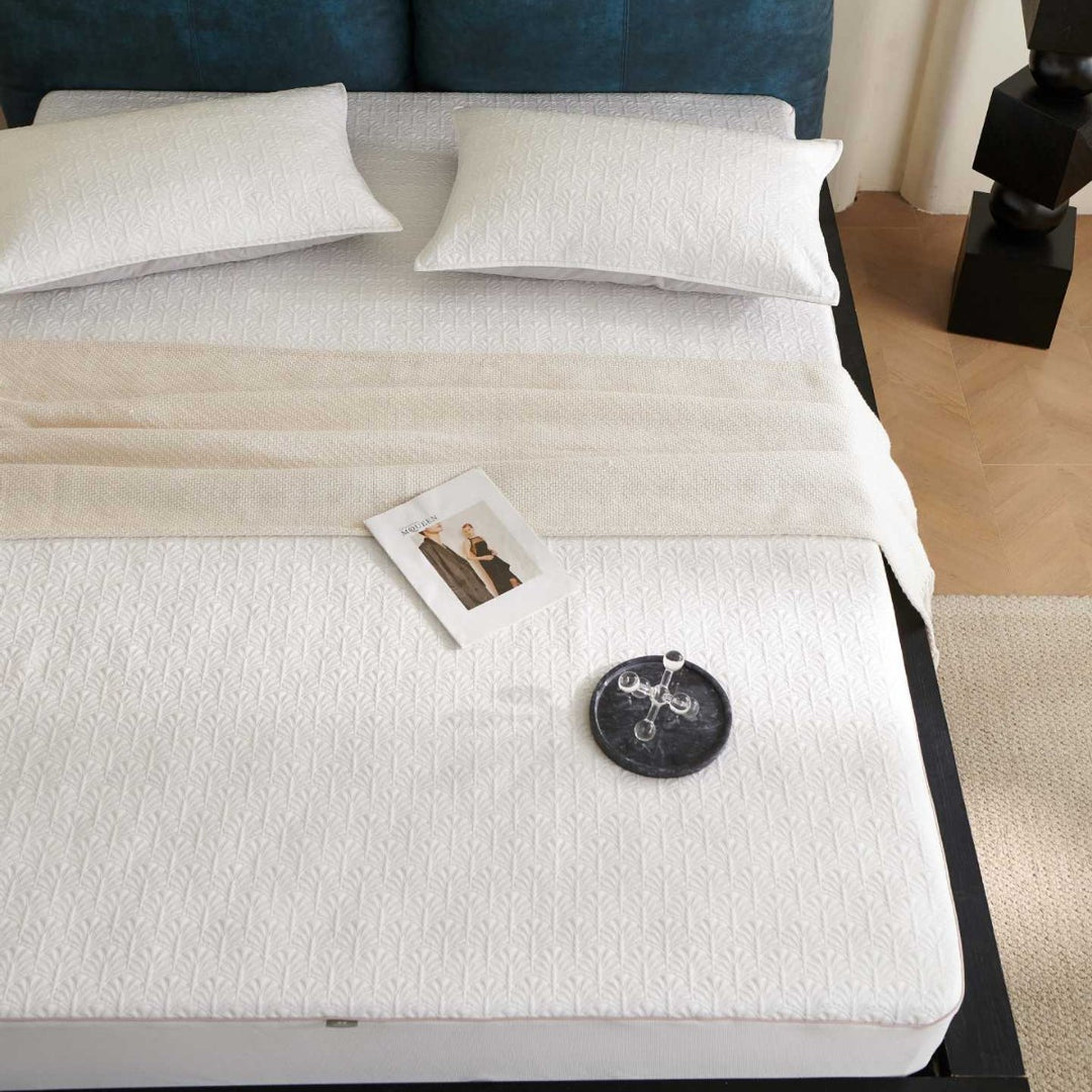 Breathable mattress topper made of memory foam with removable cotton cover