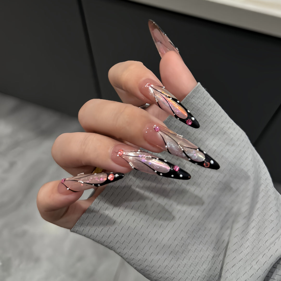 Artifical nail tips with elegant designs and glitter accents Kalsten