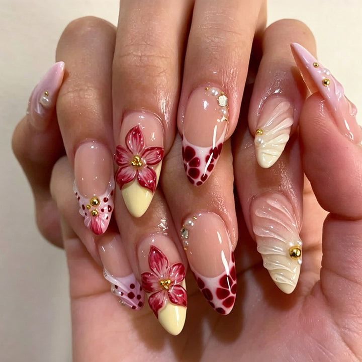 Art nail set with creative floral design and glittering accents Kalsten