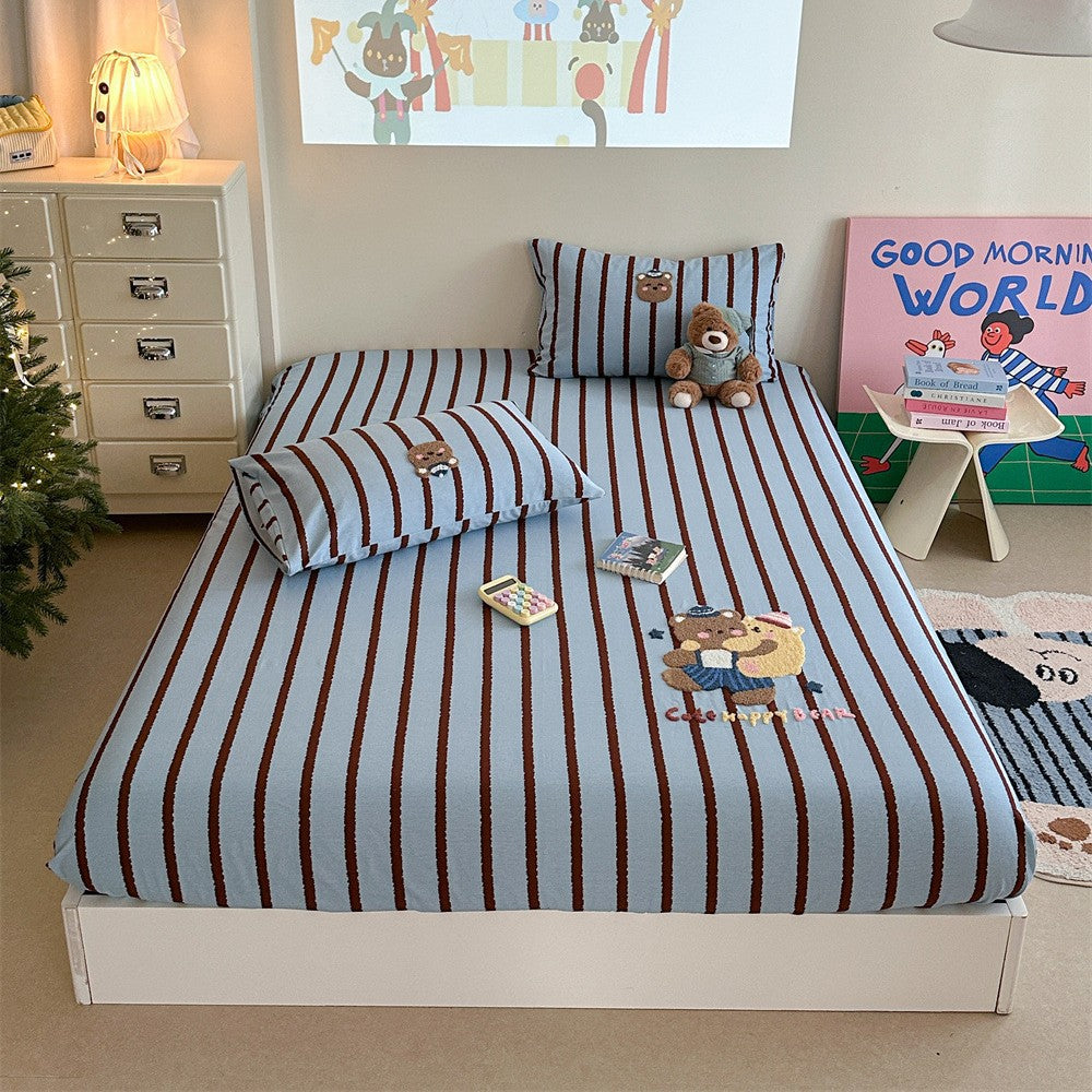 Checked cotton bedding set with embroidered bear appliqué and fitted sheet