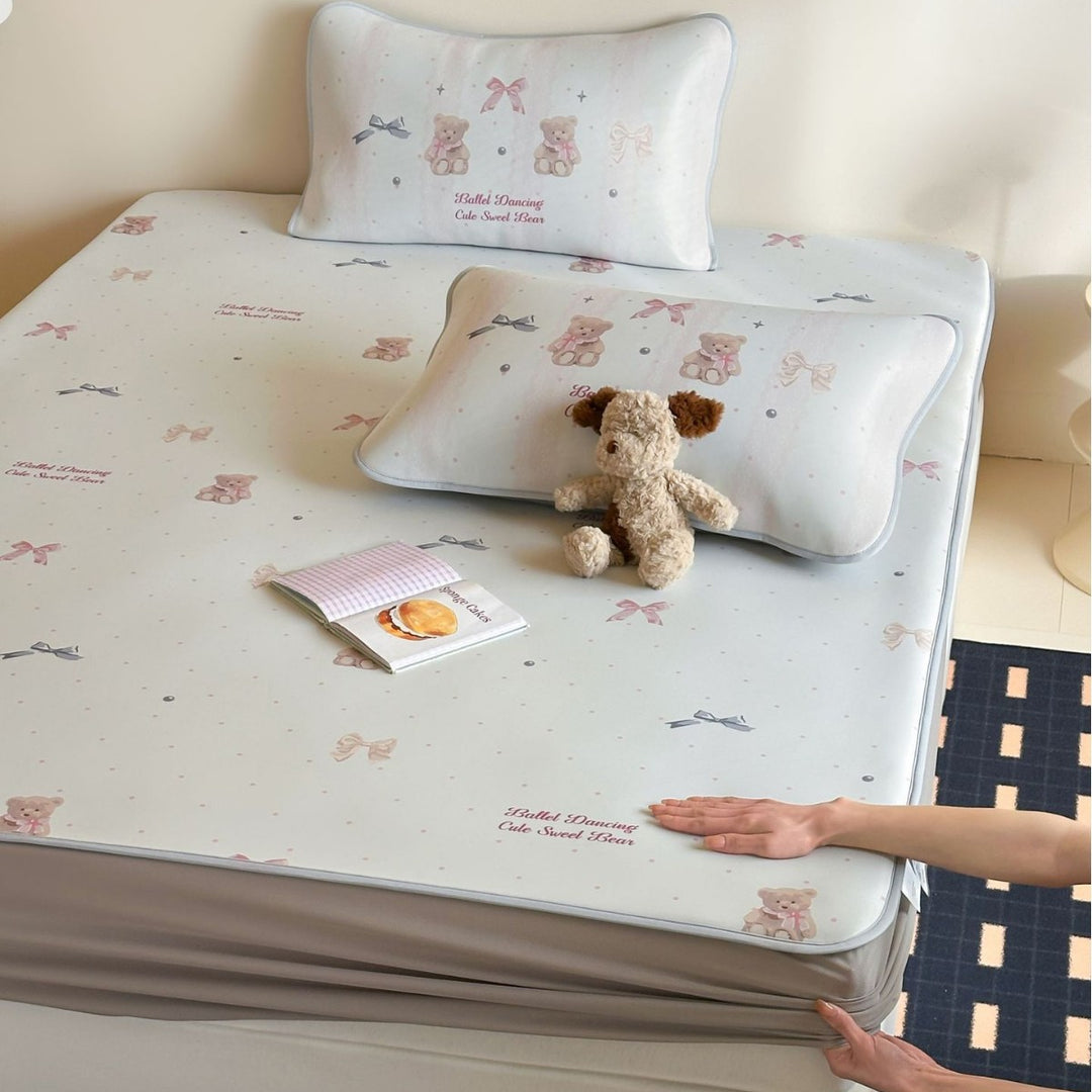 Floral fitted sheet set made of skin-friendly cotton with fine piping and slip-resistant underside