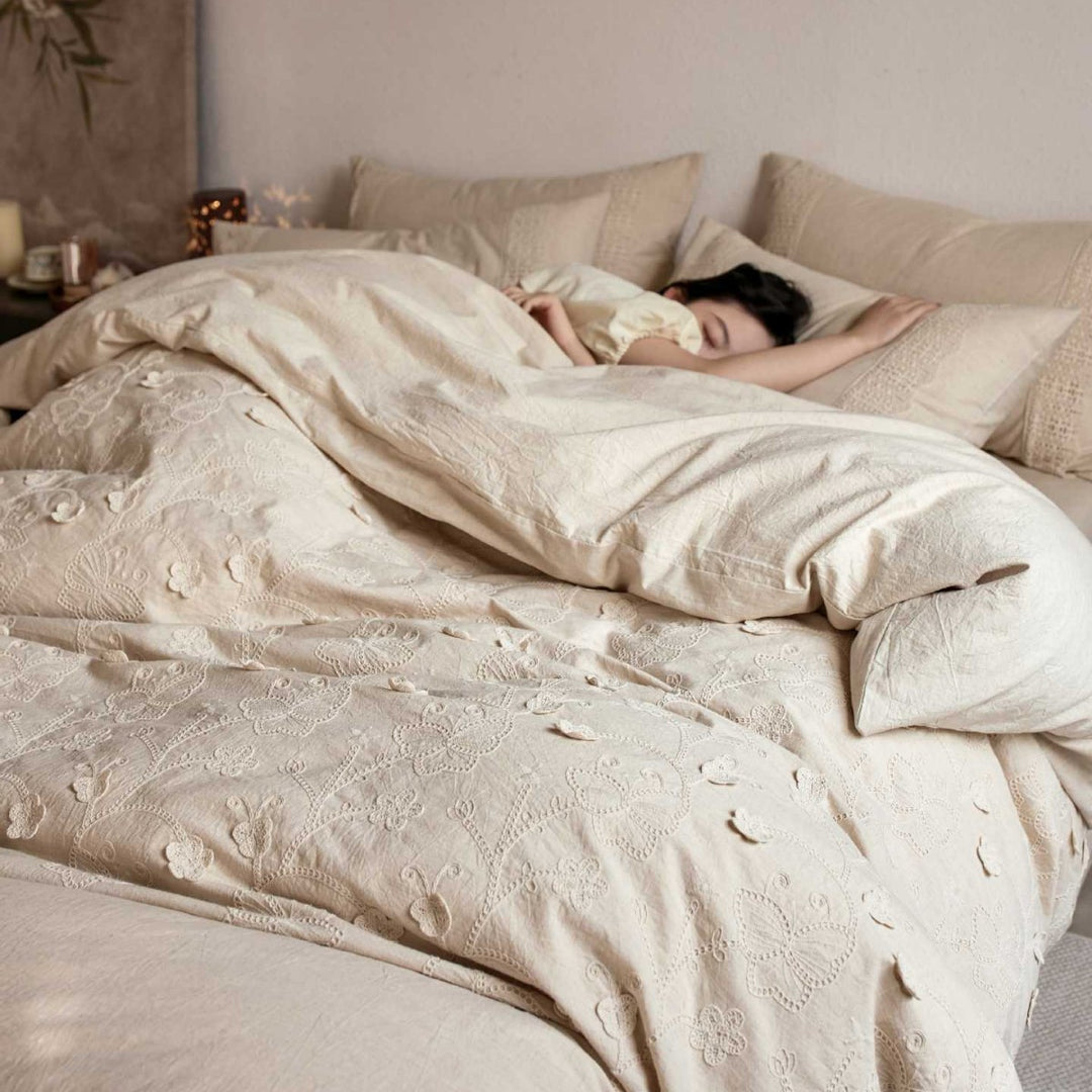 Cotton-linen bedding set with 3D flower embroidery and light quilt