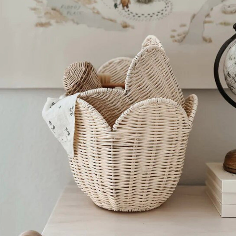 Handwoven basket with elegant shape Kalsten