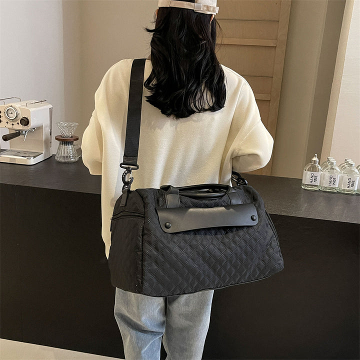 Sporty travel bag with ergonomic carrying system and water-repellent material Kalsten