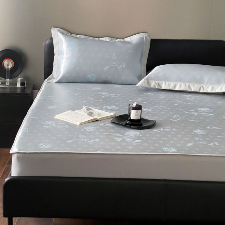 Quilted mattress topper with jacquard pattern and non-slip base
