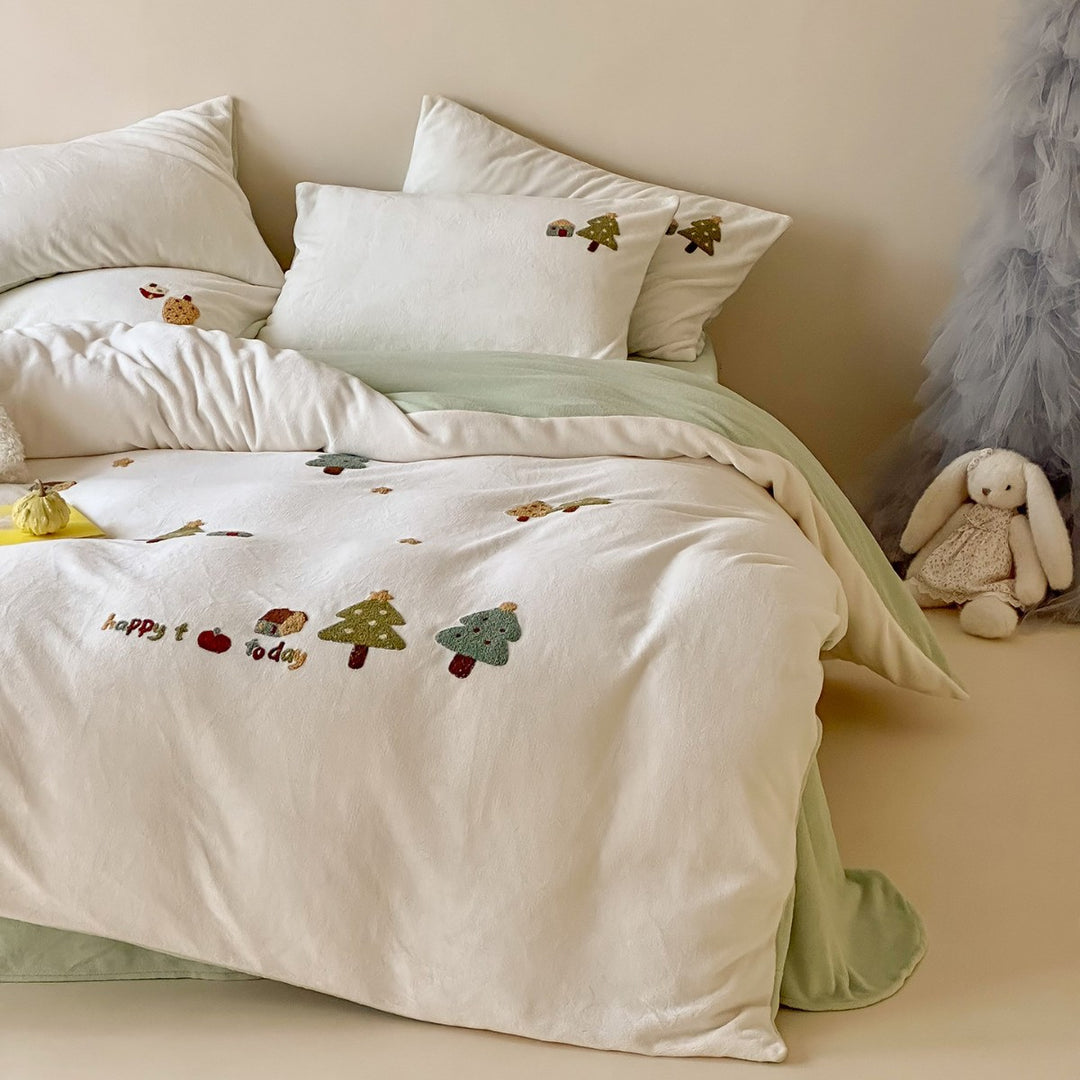 Bedding set with embroidered cupcake motifs and soft cotton blend