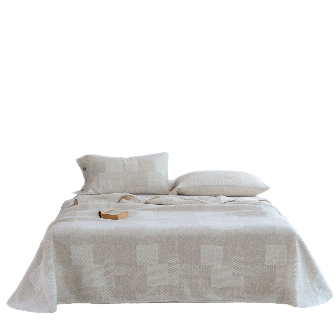 Jacquard bedspread with pillowcase and button closure