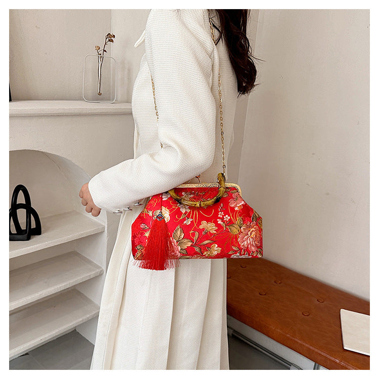 Vintage-Inspired Floral Handbag