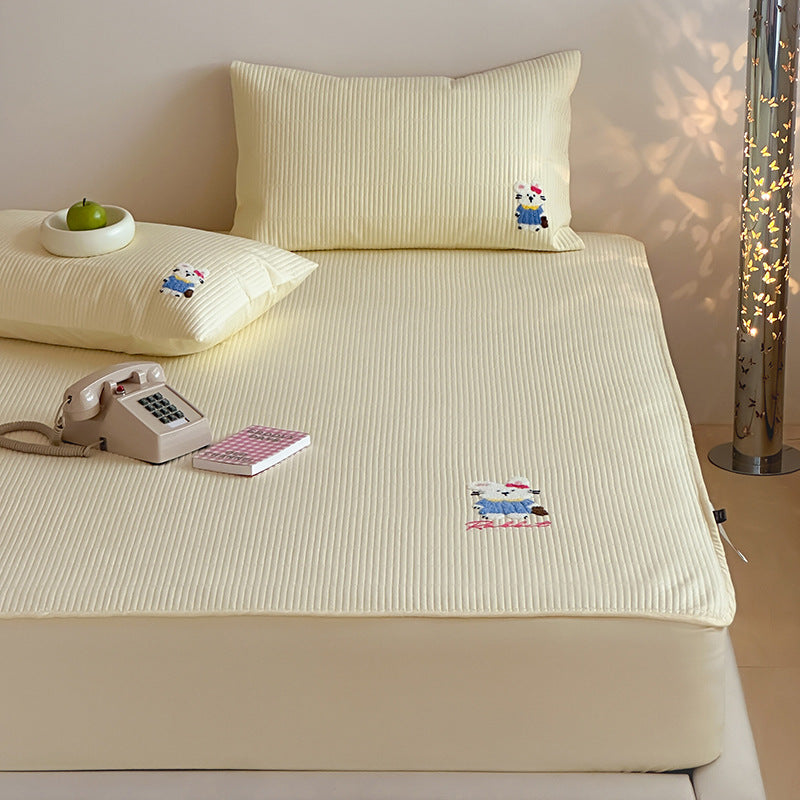 Padded mattress pad with ribbed structure, elastic fitted edge, and panda embroidery
